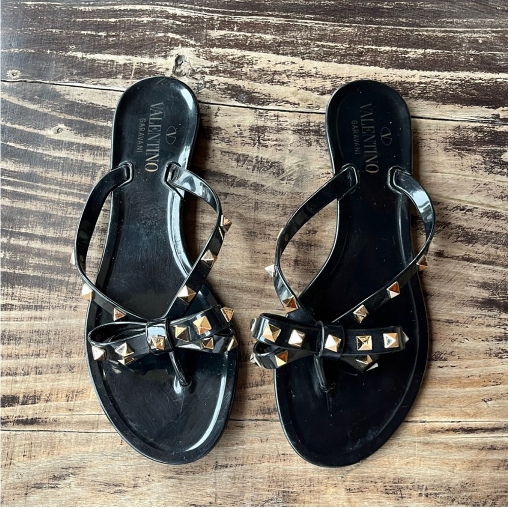 Valentino Garavani Rockstud Bow Rubber Slipper Thong Sandals - Picture 3 of 8